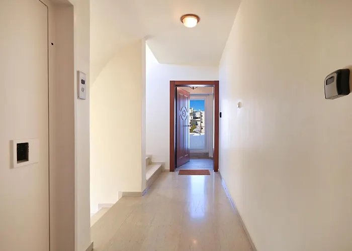 Penthouse Apartment & Studio Near Glyfada - Free Parking